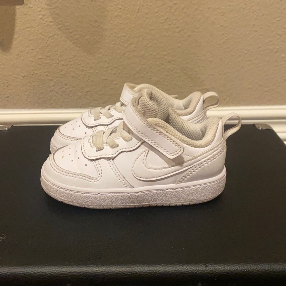 Toddler white nikes! Gently worn! Toddler 7!